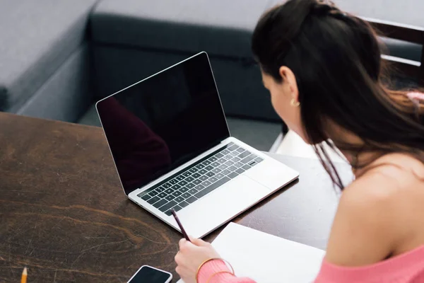 Kobieta Pisanie Notesie Studiowanie Laptopa Pusty Ekran — Zdjęcie stockowe