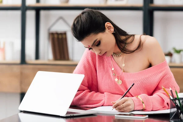 Mujer India Con Bindi Escribiendo Cuaderno Estudiando Con Portátil Casa —  Fotos de Stock