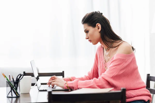 Bela Mulher Indiana Usando Laptop Mesa Casa — Fotografia de Stock