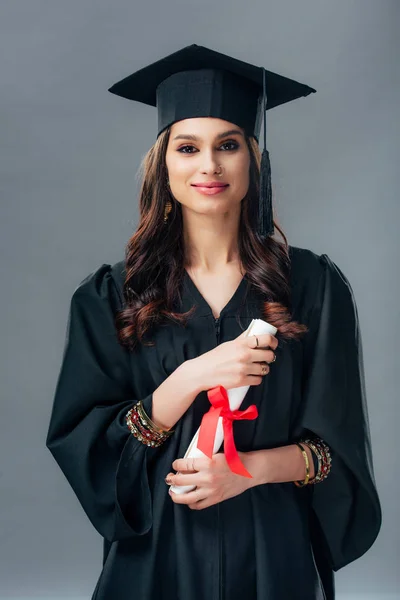Mutlu Kız Hint Öğrencinin Diploma Gri Izole Tutan Akademik Elbisesi — Stok fotoğraf