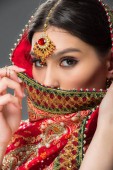 schöne Indianerin in traditionellem Sari und Bindi, isoliert auf grau 