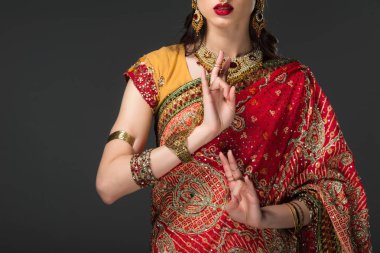 Hint kadının geleneksel giyim gri izole pencere bilgelik Mudra gösterilen kırpılmış görünümü 