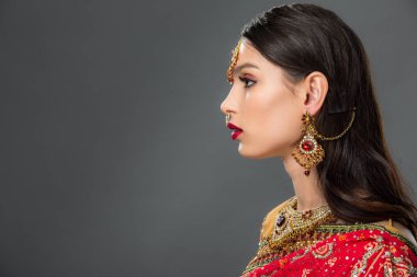 geleneksel sarı ve gri izole bindi, poz çekici Hintli kadın yan görünüm 