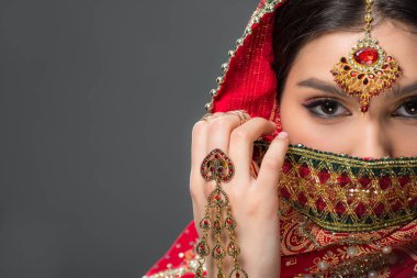 Hintli kadın geleneksel sarı ve gri izole bindi, poz 