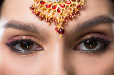 geleneksel bindi, gri izole içinde güzel Hintli kadın kapatmak 
