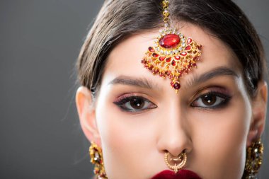 geleneksel bindi, gri izole çekici Hintli kadın 