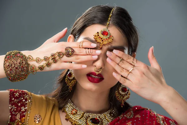 Ελκυστική Indian Γυναίκα Bindi Κλείνοντας Μάτια Απομονώνονται Γκρι — Φωτογραφία Αρχείου