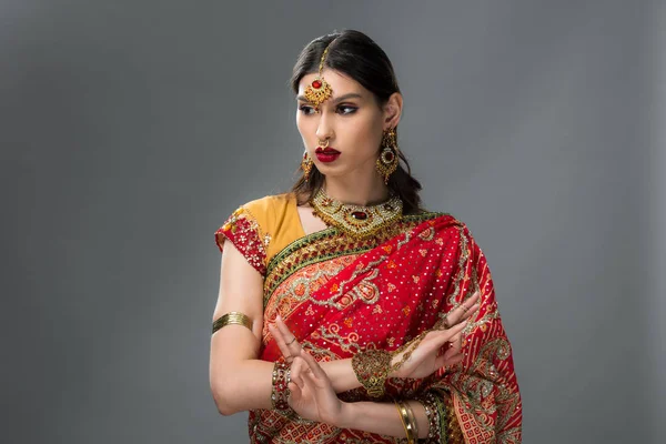 Eleganckiej Kobiety Indyjskie Tradycyjne Stroje Wyświetlono Okno Mądrości Mudra Szarym — Zdjęcie stockowe