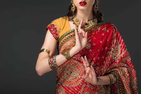 Bijgesneden Weergave Van Indiase Vrouw Traditionele Kleding Toont Venster Wijsheid — Stockfoto