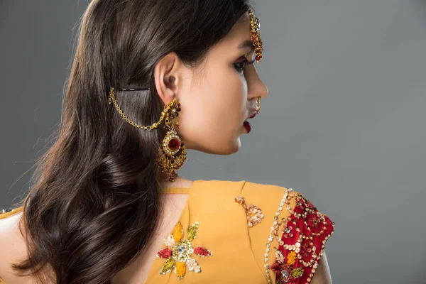 Elegant Indianerkvinne Som Poserer Tradisjonell Sari Bindi Isolert Grått – stockfoto