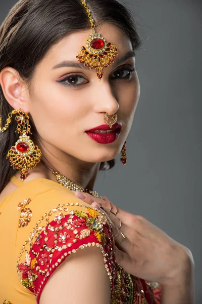 Indianerin Posiert Traditionellem Sari Und Bindi Isoliert Auf Grau — Stockfoto