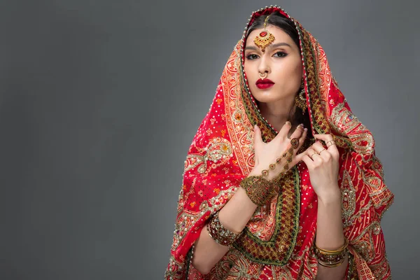 Atractiva Mujer India Posando Sari Tradicional Accesorios Aislado Gris — Foto de Stock