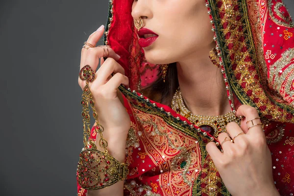 Bijgesneden Weergave Van Indiase Vrouw Traditionele Sari Geïsoleerd Grijs — Stockfoto