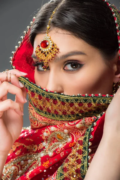 Vacker Indisk Kvinna Traditionella Sari Och Bindi Isolerad Grå — Stockfoto