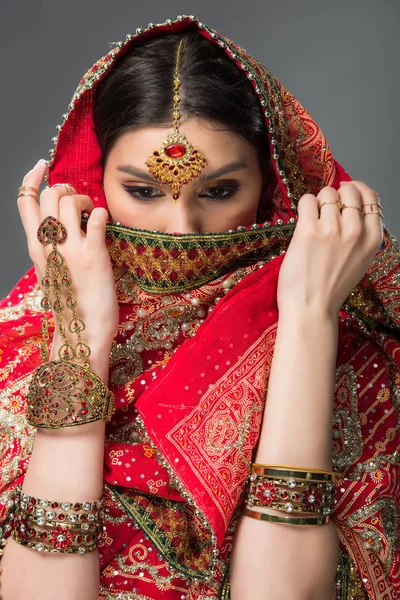 Aantrekkelijke Indiase Vrouw Met Een Bindi Sluiten Gezicht Geïsoleerd Grijs — Stockfoto