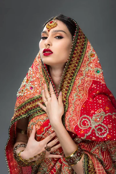 Elegante Indiase Vrouw Poseren Traditionele Sari Accessoires Geïsoleerd Grijs — Stockfoto