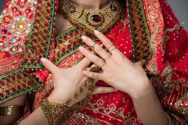 Обрізаний Вид Індійської Жінки Позує Традиційному Одязі Ізольований Сірому — стокове фото