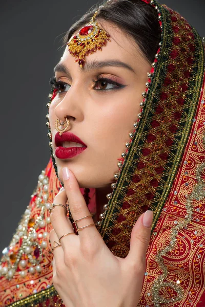 Indische Schönheit Posiert Traditionellem Sari Und Bindi Isoliert Auf Grau — Stockfoto