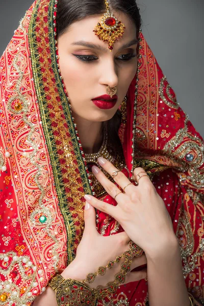 Aantrekkelijke Indiase Vrouw Poseren Traditionele Sari Geïsoleerd Grijs — Stockfoto