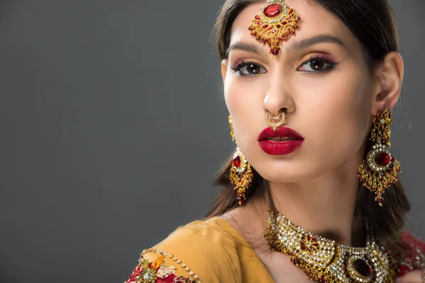 Atractiva Mujer India Posando Bindi Tradicional Aislada Gris — Foto de Stock