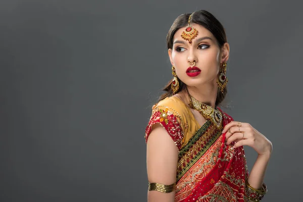 インド女性が伝統的なサリーやアクセサリー グレーに分離でポーズ — ストック写真