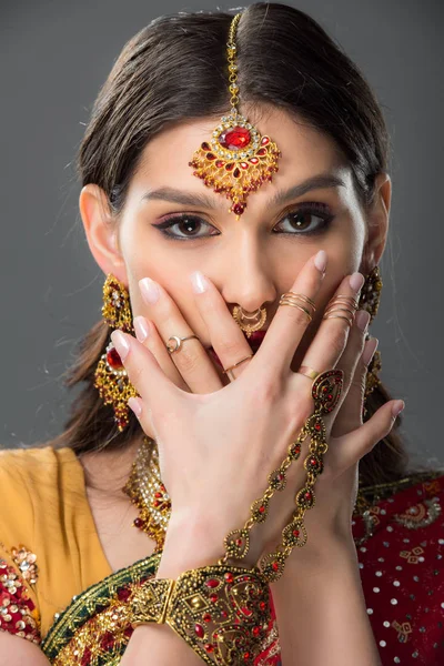 Hermosa Mujer India Con Cara Cierre Bindi Con Las Manos — Foto de Stock