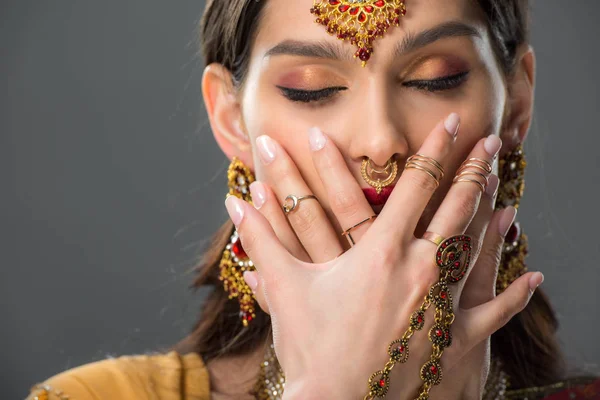 Ελκυστική Ινδική Γυναίκα Κλείνει Στόμα Απομονώνονται Γκρι — Φωτογραφία Αρχείου
