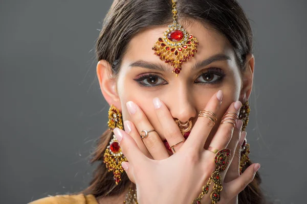 Ελκυστική Indian Γυναίκα Bindi Κλείσιμο Πρόσωπο Χέρια Απομονώνονται Γκρι — Φωτογραφία Αρχείου