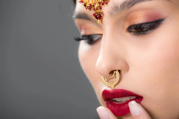 Hermosa Mujer India Posando Sari Tradicional Accesorios Aislado Gris — Foto de Stock