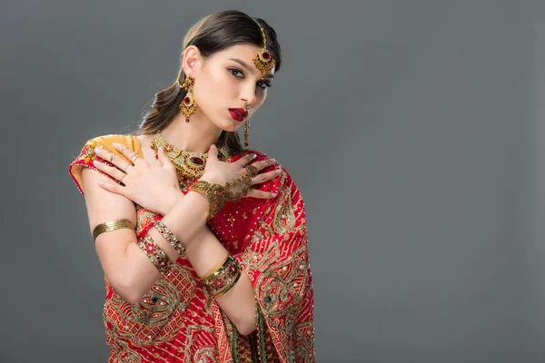 Indiase Meisje Poseren Traditionele Sari Accessoires Geïsoleerd Grijs — Stockfoto