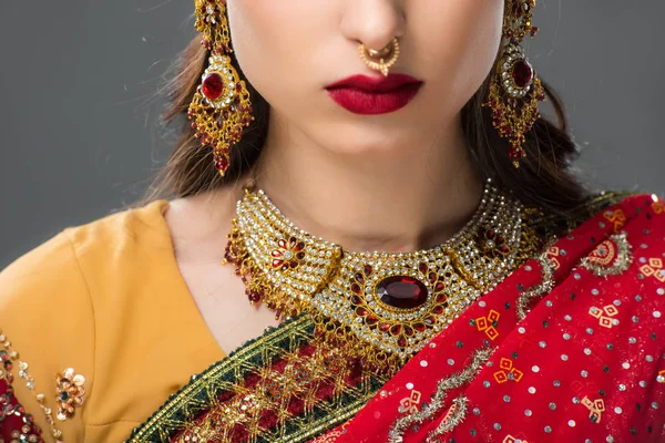 Περικοπεί Θέα Ινδική Γυναίκα Που Ποζάρει Παραδοσιακά Σάρι Και Κοσμήματα — Φωτογραφία Αρχείου
