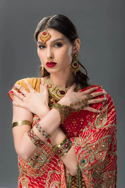 Aantrekkelijke Indiase Vrouw Poseren Traditionele Sari Accessoires Geïsoleerd Grijs — Stockfoto