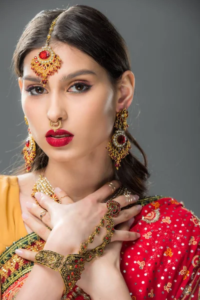 Ελκυστική Indian Γυναίκα Sari Και Αξεσουάρ Απομονώνονται Γκρι — Φωτογραφία Αρχείου