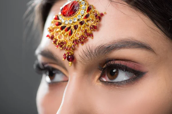 Close Van Prachtige Indiase Vrouw Traditionele Bindi Geïsoleerd Grijs — Stockfoto