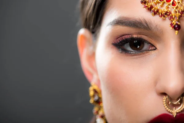 Close Van Prachtige Indiase Vrouw Traditionele Bindi Geïsoleerd Grijs — Stockfoto