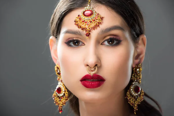 Aantrekkelijke Indiase Vrouw Traditionele Accessoires Geïsoleerd Grijs — Stockfoto