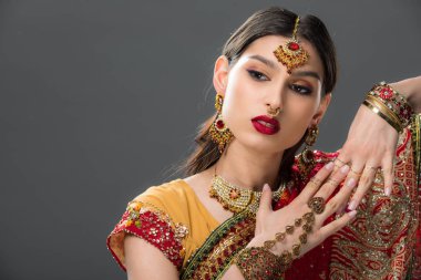 sari gri izole el hareketi içinde çekici Hintli kadın 
