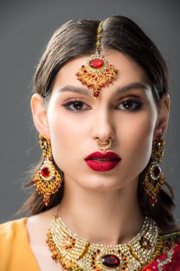 geleneksel bindi, gri izole çekici Hintli kadın 