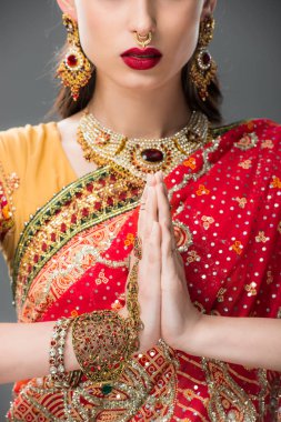 namaste mudra, gri izole ile geleneksel giyim Hint kadının kırpılmış görünümü 