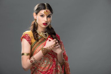 sari ve aksesuarlar, gri izole zarif Kızılderili kadın 