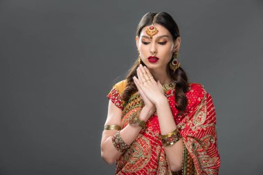 çekici Hintli kadın sari ve el hareketi, gri izole aksesuarlar 