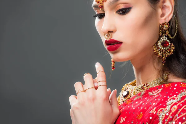 Schöne Indianerin Sari Und Accessoires Isoliert Auf Grau — Stockfoto
