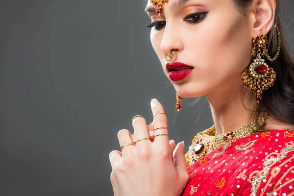 Hermosa Mujer India Sari Accesorios Aislado Gris — Foto de Stock