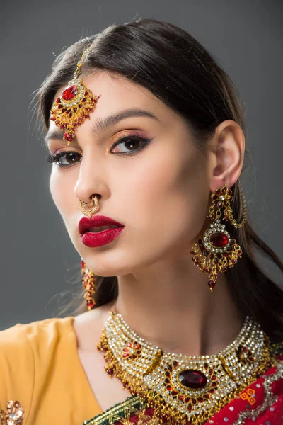 Όμορφη Indian Γυναίκα Sari Και Αξεσουάρ Απομονώνονται Γκρι — Φωτογραφία Αρχείου