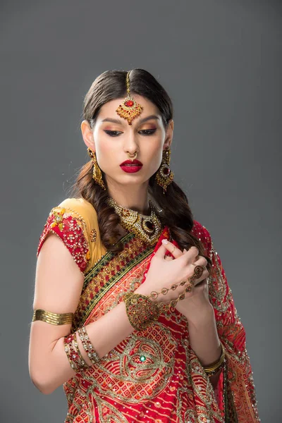 Attraktive Indianerin Traditioneller Kleidung Und Accessoires Isoliert Auf Grau — Stockfoto