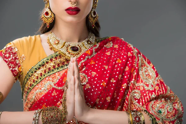 Vista Recortada Mujer India Ropa Tradicional Con Namaste Mudra Aislado — Foto de Stock