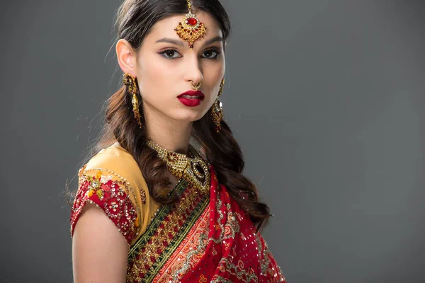 Piękna Kobieta Indyjska Sari Akcesoria Szarym Tle — Zdjęcie stockowe