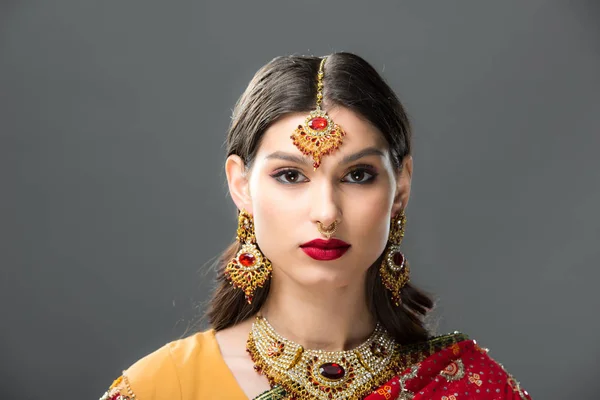Ελκυστική Indian Γυναίκα Sari Και Αξεσουάρ Απομονώνονται Γκρι — Φωτογραφία Αρχείου