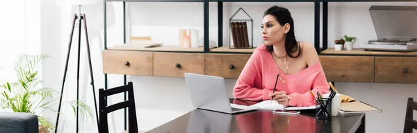 Indianerin Schreibt Notizbuch Und Lernt Mit Laptop — Stockfoto