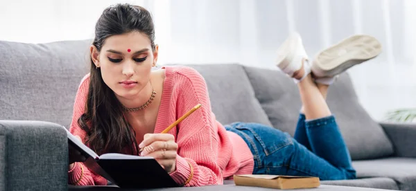 Estudiante Indio Con Escritura Bindi Cuaderno Sofá Con Libro — Foto de Stock